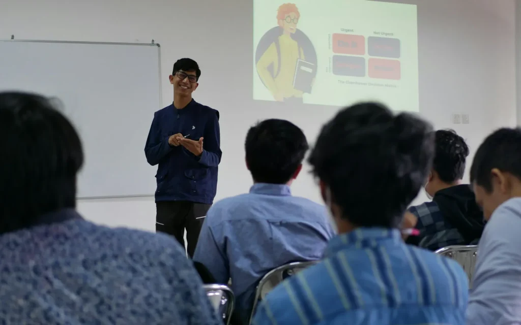 Siswa mempresentasikan hasil penelitian di depan kelas